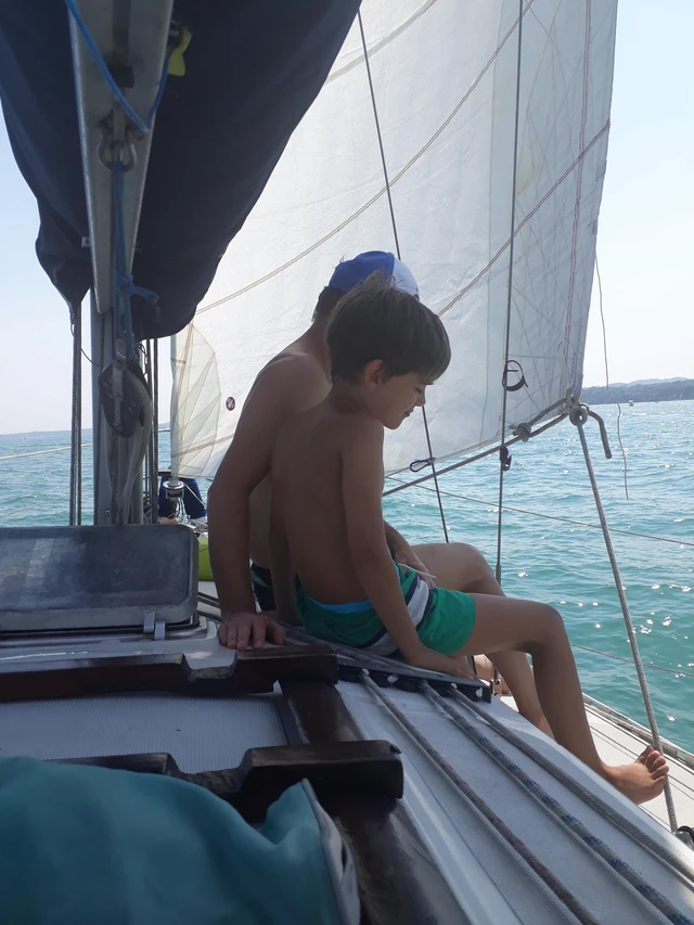 Uscita in barca a vela con skipper: Sirmione e il bacino di Desenzano